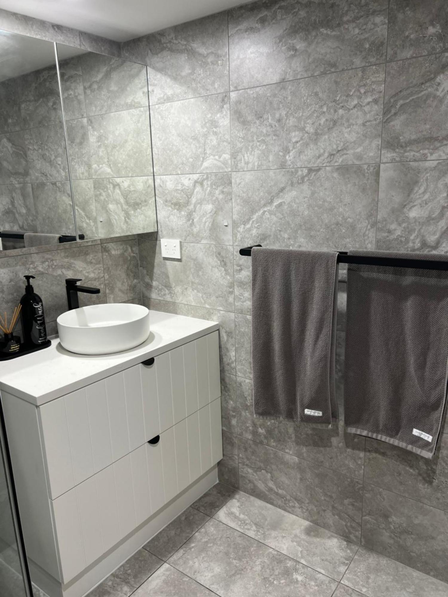 Ocean View - Alexandra Headlands Beachfront Unit المظهر الخارجي الصورة